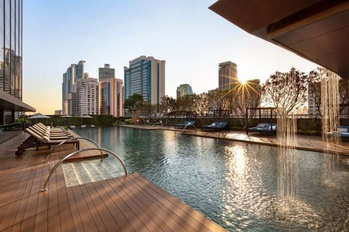 Bench,In,The,Park,Along,The,Lake.,The,Building,Has