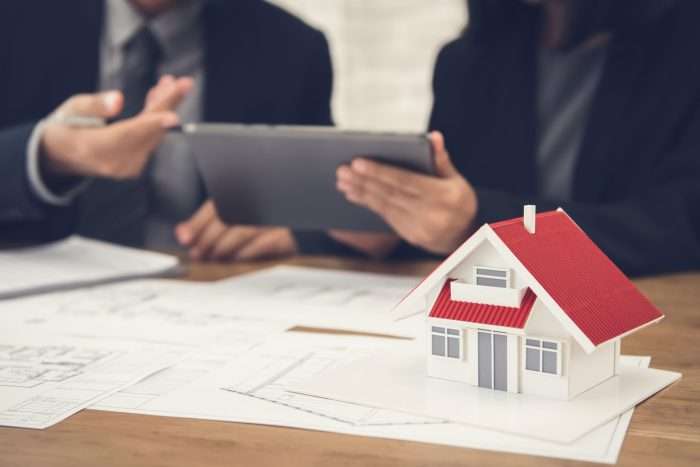 Real,Estate,Agent,With,Client,Or,Architect,Team,Discussing,Project